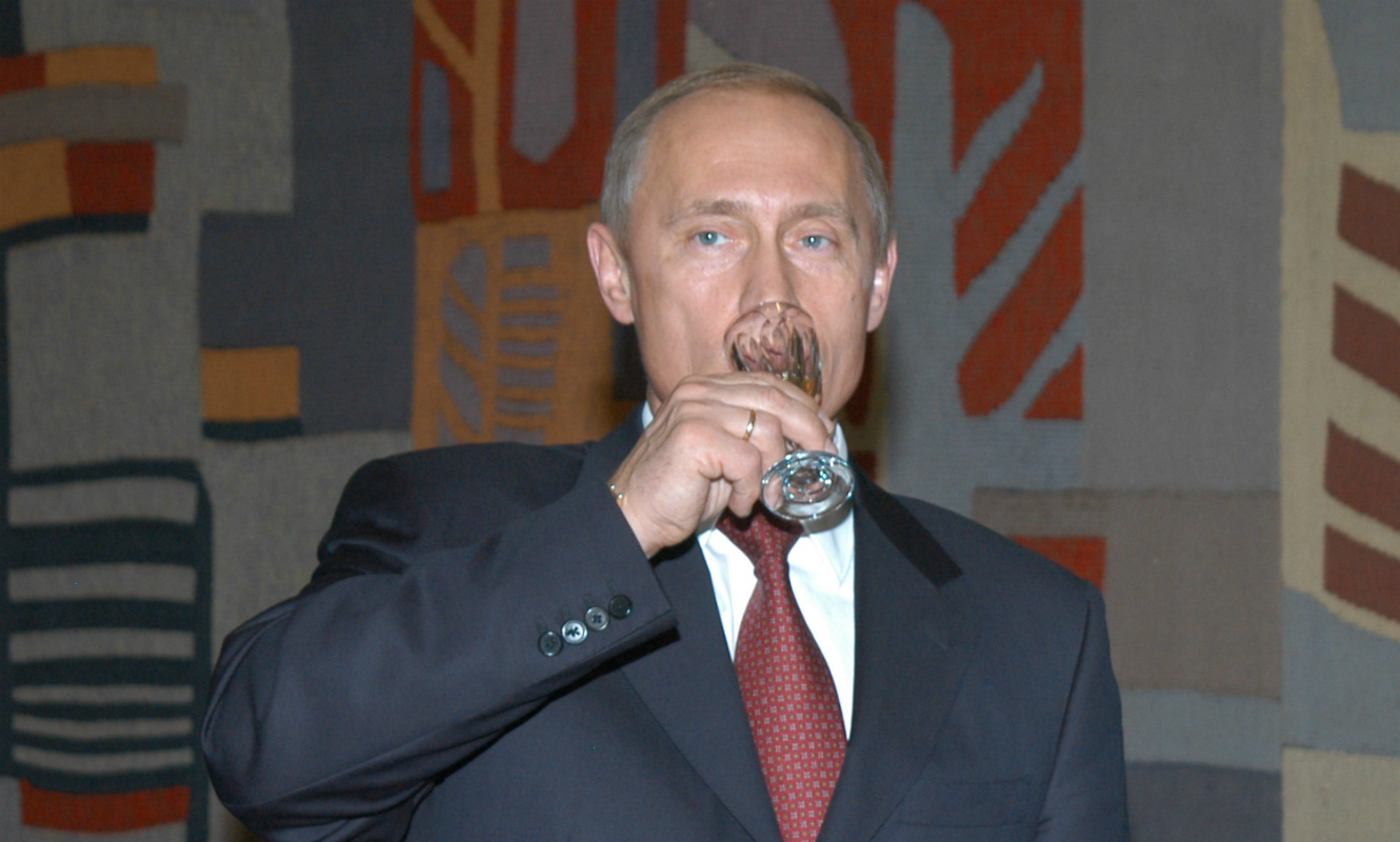 Злой Путин с рюмкой водки