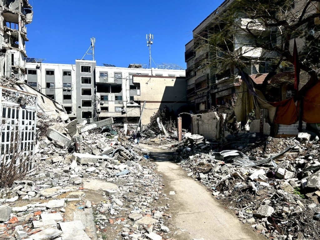 Décombres dans la rue Wehda à Gaza