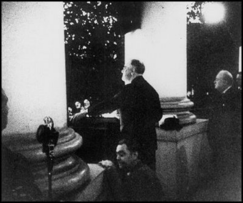 President_Franklin_D_Roosevelt_and_Prime_Minister_Winston_Churchill_light_the_US_National_Christmas_Tree_-_1941