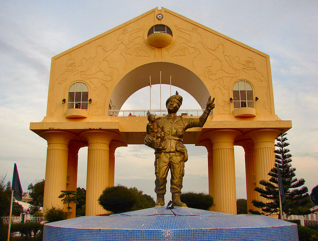 1014px-Banjul-Arch22-And-Statue-2007