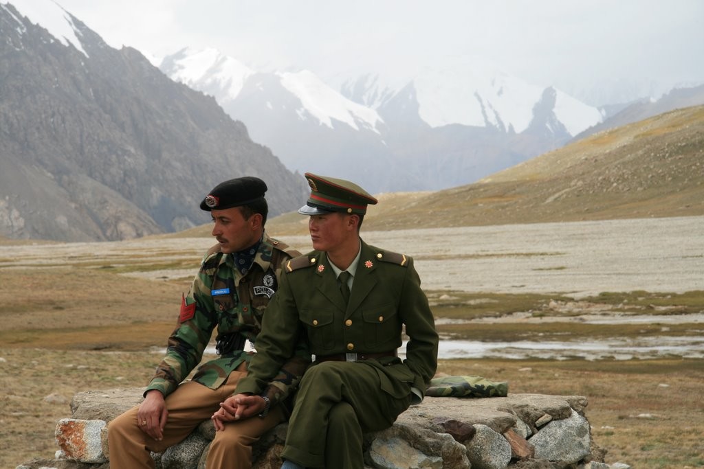 Chinese_and_Pakistan_border_guards_at_Khunjerab_Pass_IMG_7721_Karakoram_Highway