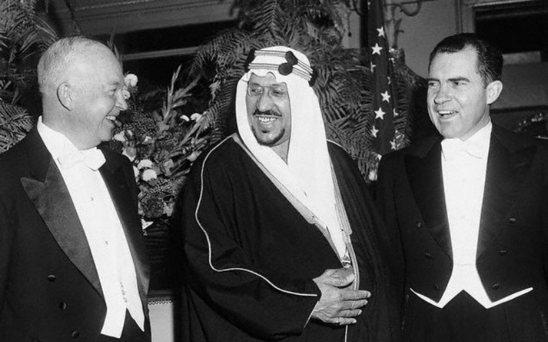 Eisenhower_and_Nixon_at_Dinner_with_King_Saud