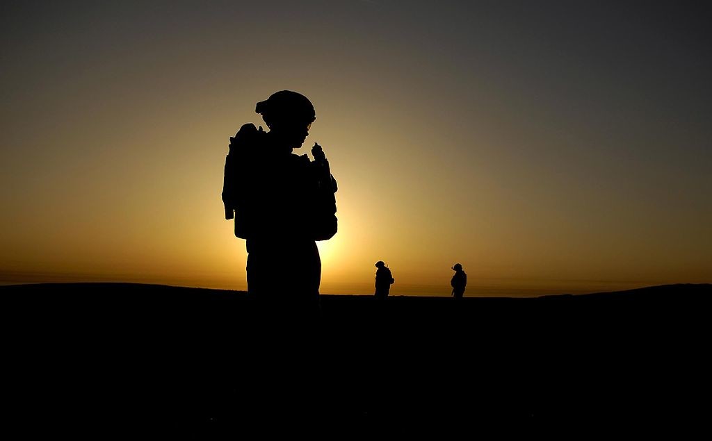 U.S._Army_Soldier_silhouette_on_mission_in_Iraq