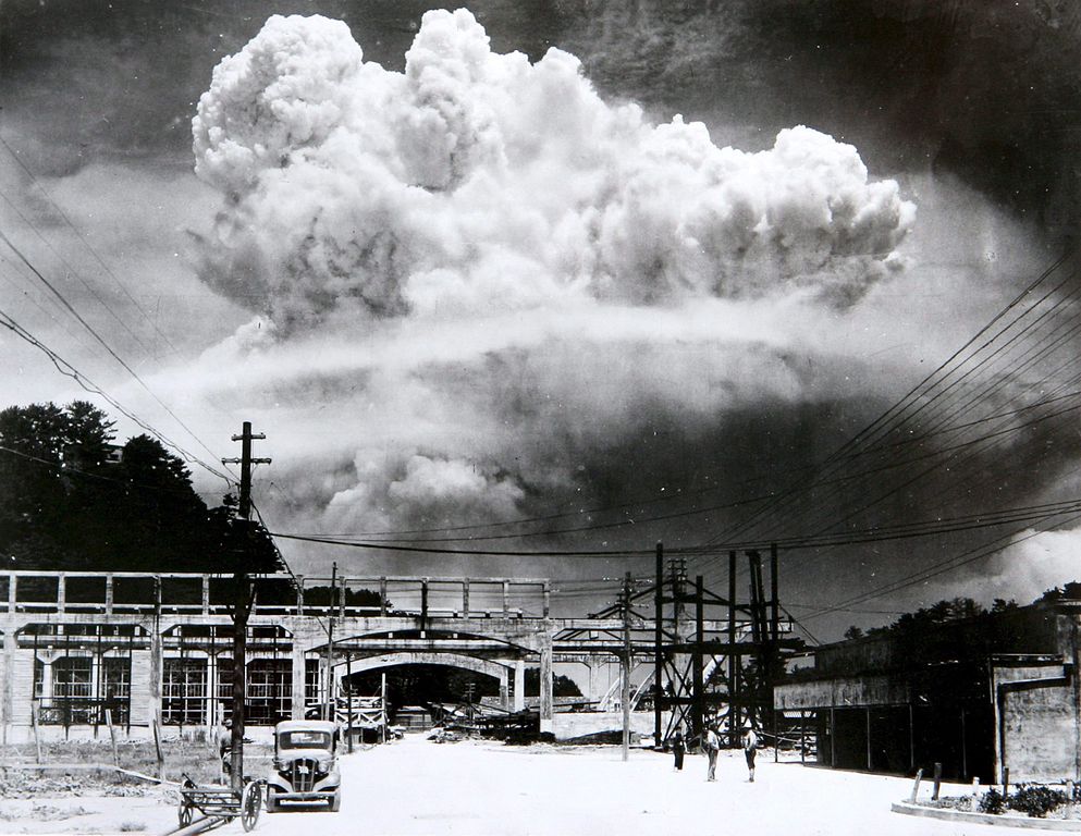 993px-Atomic_cloud_over_Nagasaki_from_Koyagi-jima