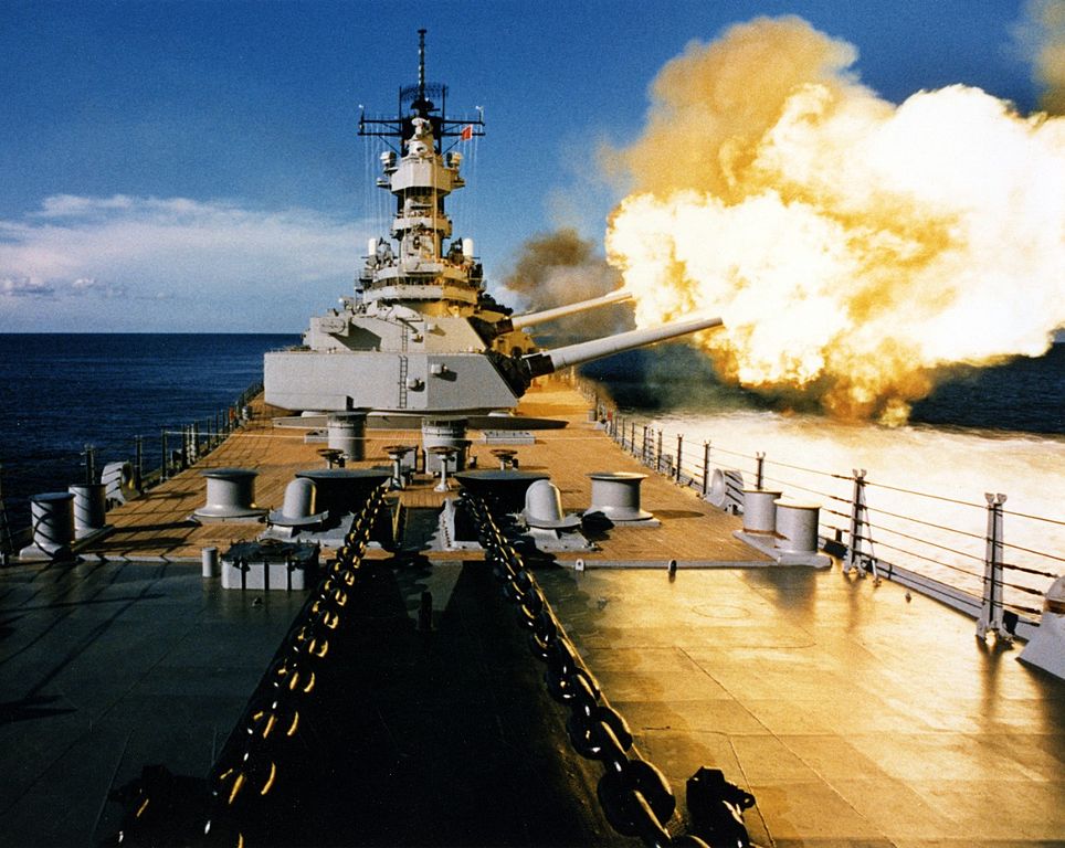 USS_Wisconsin_firing2