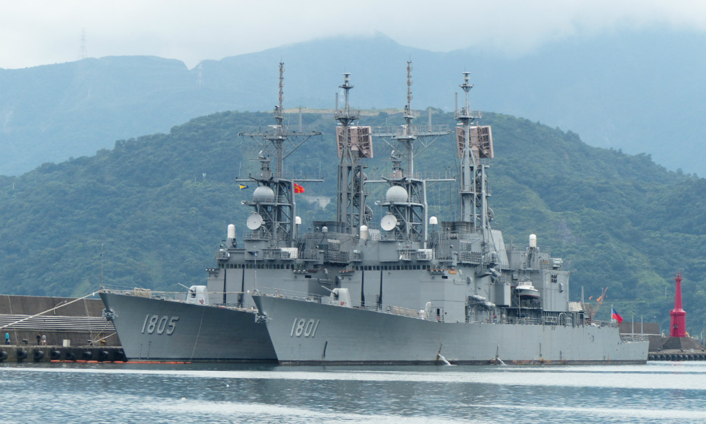 Kee_Lung_(DDG-1801)_and_Ma_Kong_(DDG-1805)_shipped_in_Zhongzheng_Naval_Base_20130504b