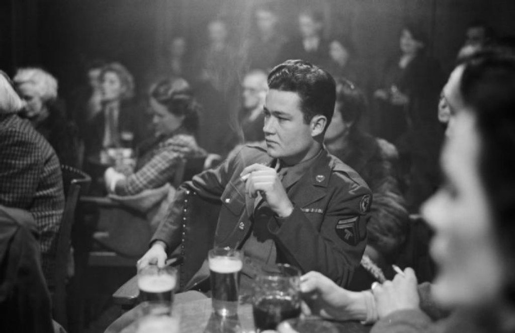 An_American_soldier_listening_to_a_speaker_at_a_debating_society_meeting_in_the_Freemason’s_Arms_pub_in_Hampstead_London_during_1945