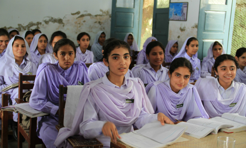 Girls_in_school_in_Khyber_Pakhtunkhwa_Pakistan_(7295675962)