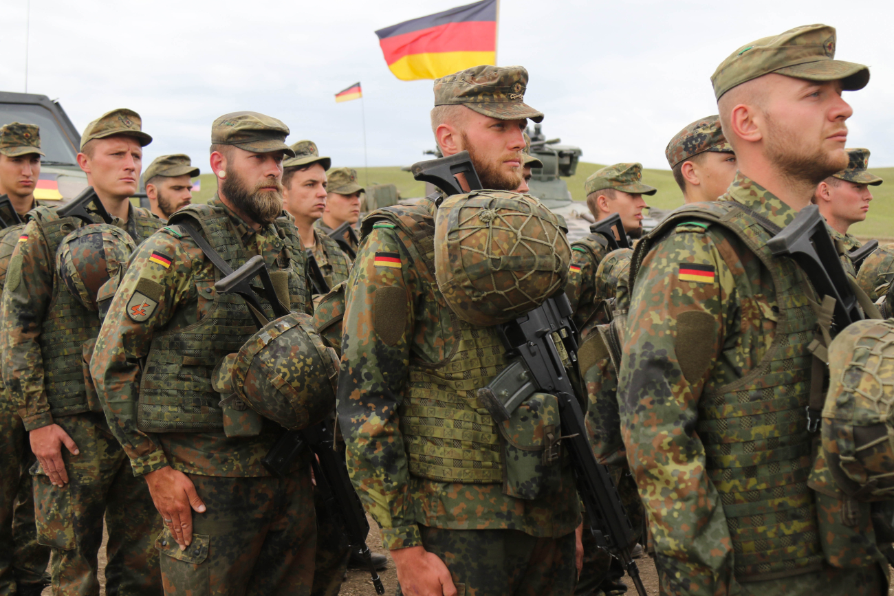 modern german army dress uniforms Dress uniform and army hi-res stock photography and images