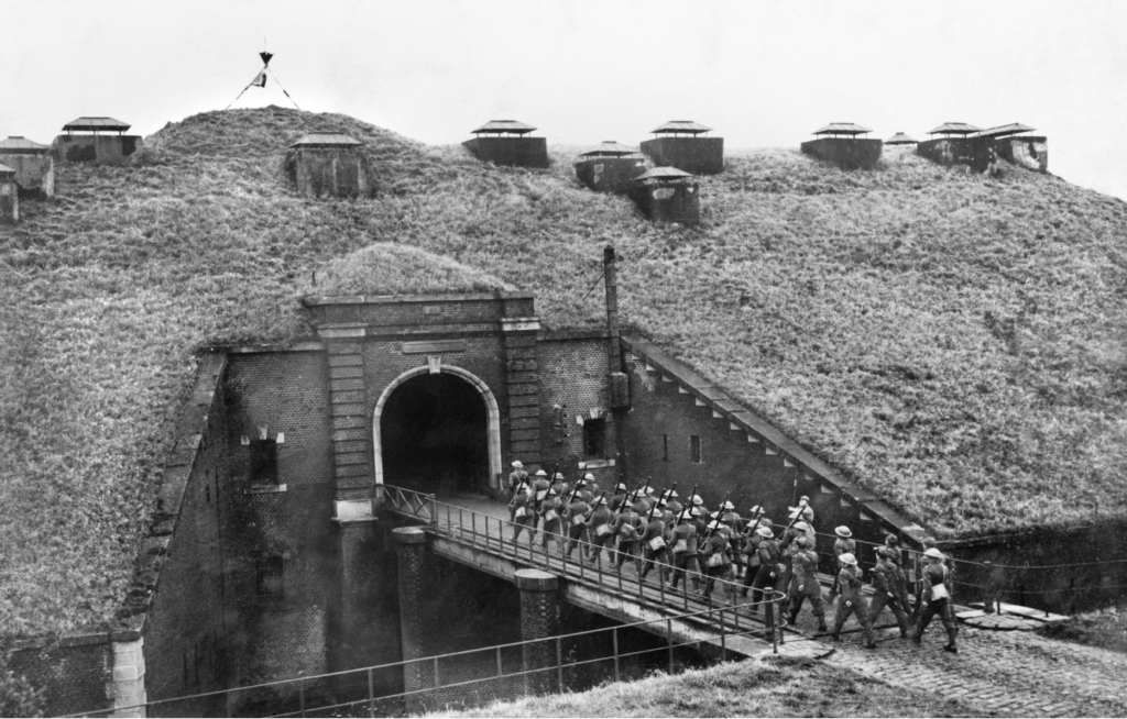 Troops_of_51st_Highland_Division_march_over_a_drawbridge_into_Fort_de_Sainghain_on_the_Maginot_Line_3_November_1939._O227