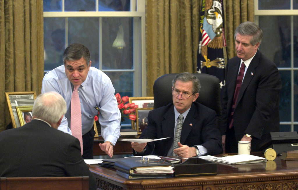 George_Tenet_gives_a_briefing_to_George_W._Bush
