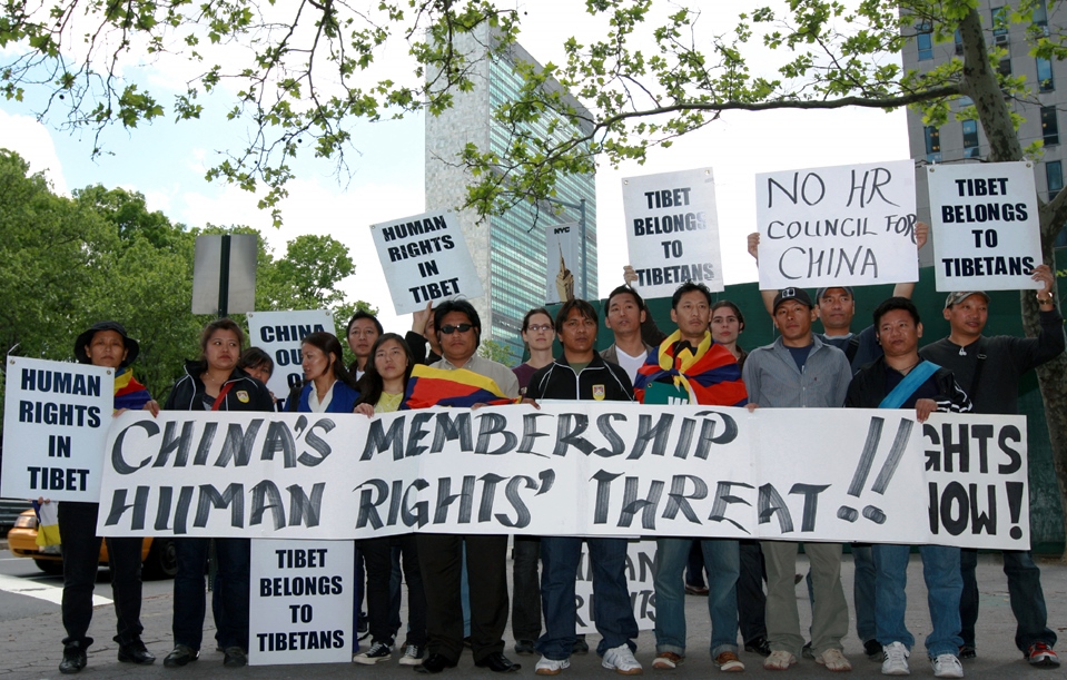 2009_Protest_at_UN_against_China’s_re-election_in_the_Human_Rights_Council_聯合國外抗議中國在人權委員會資格