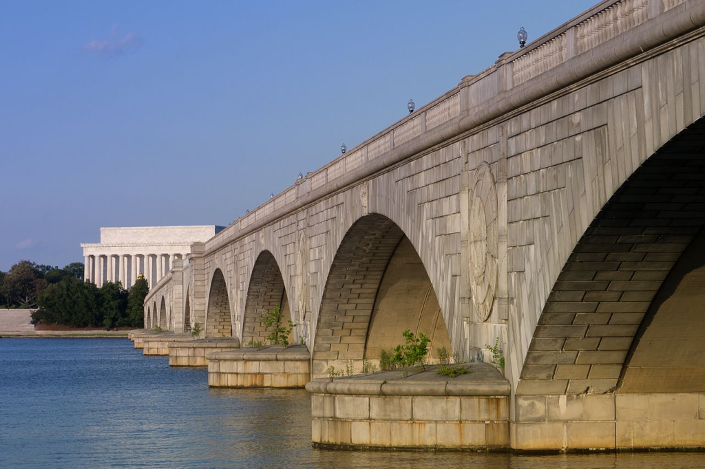 Arlington_Memorial_Bridge,_Washington,_D.C.,_viewed_from_Virginia_side_of_Potomac_River