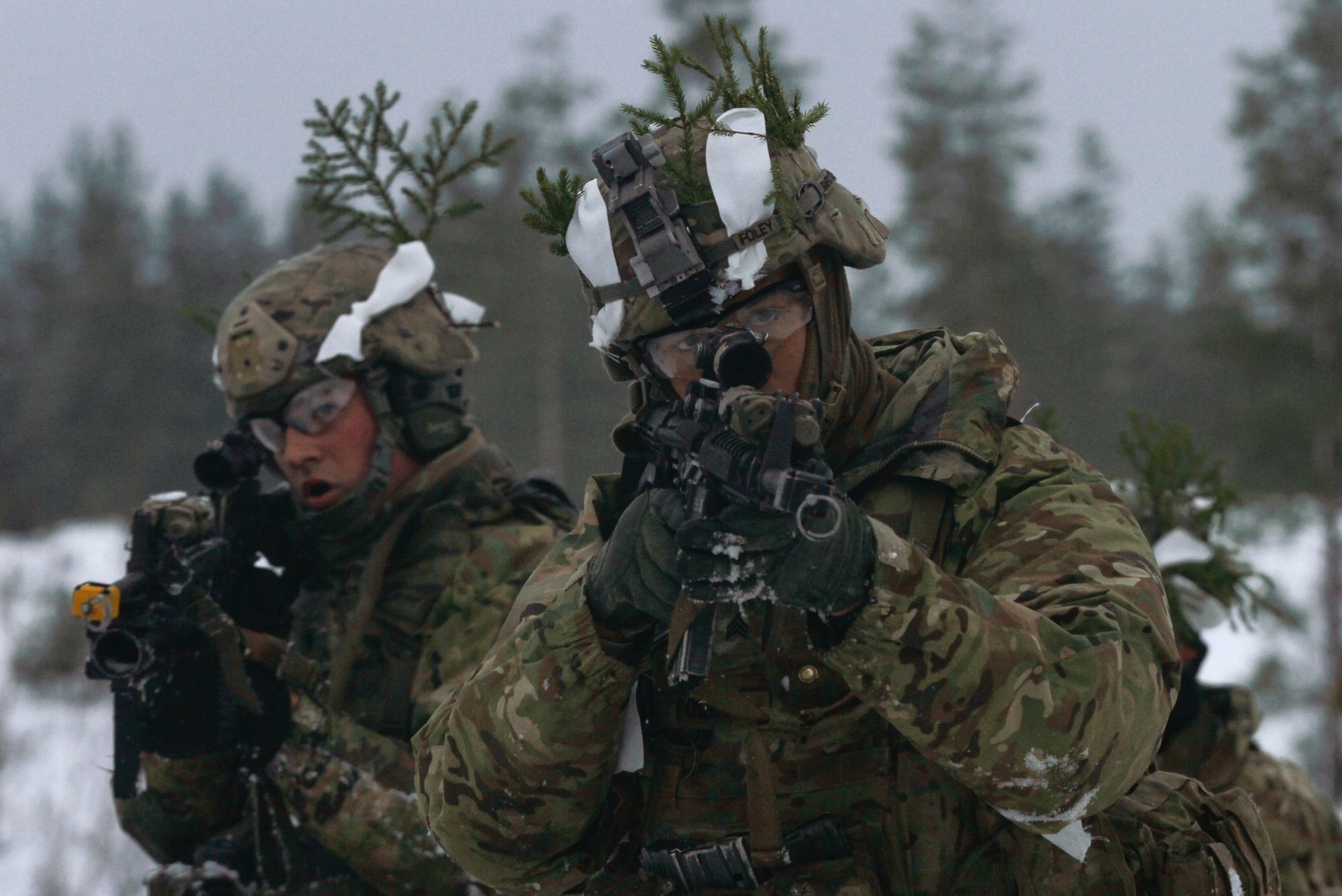 A US soldier trains with an Estonian soldier