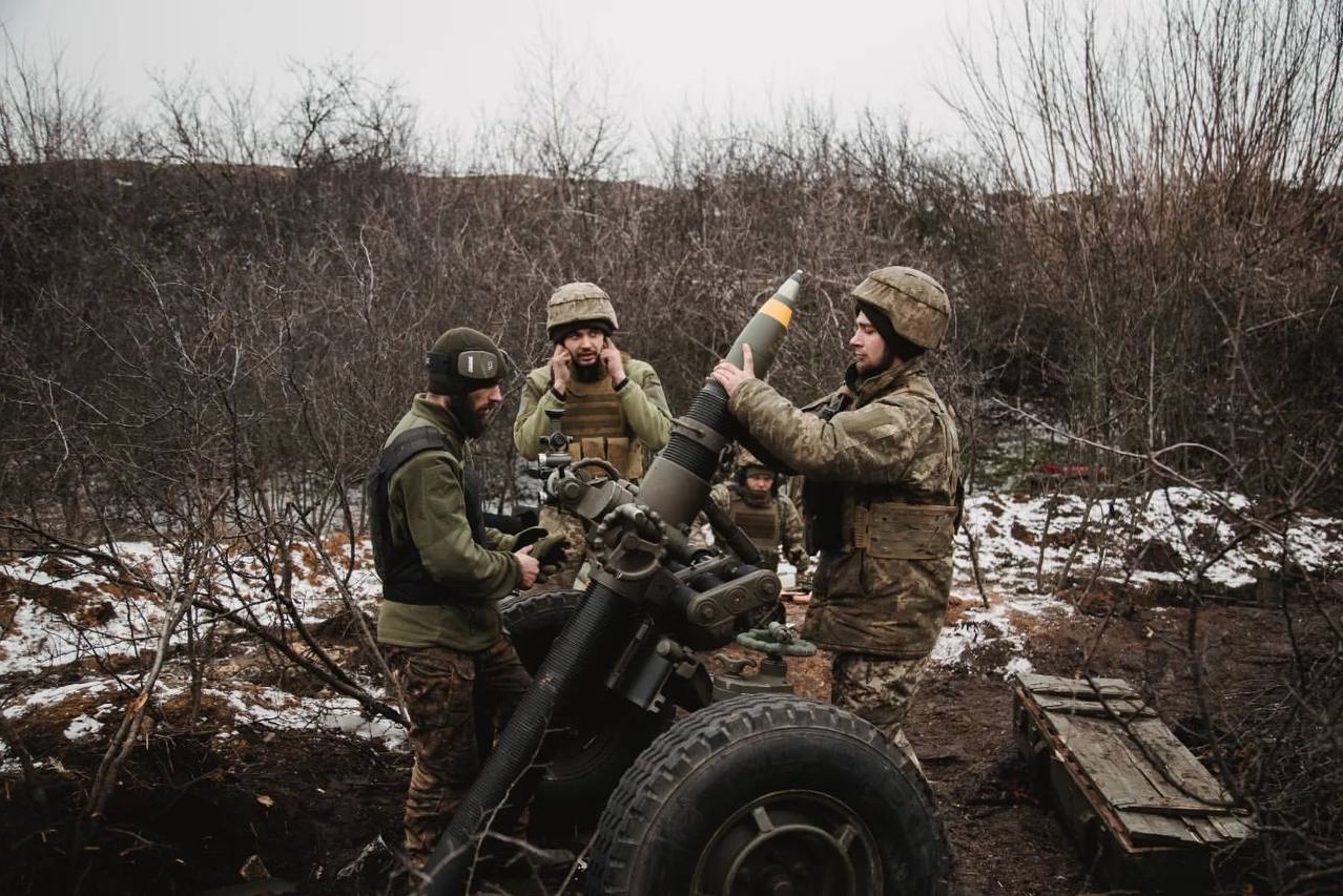 Ukrainian soldiers fire mortars