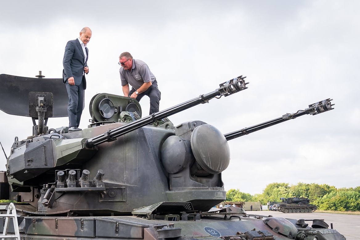 Chancellor Scholz inspects a tank
