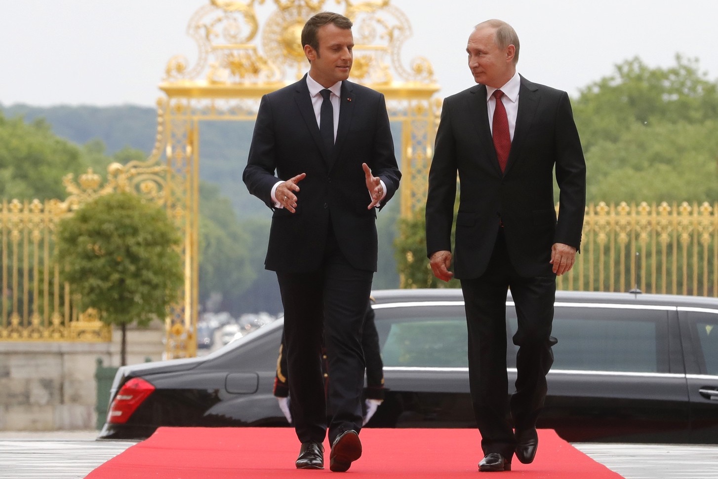 President Macron meets with President Putin