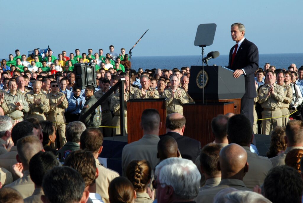US_Navy_030501-N-0000C-001_President_George_W._Bush_addresses_the_Nation_and_Sailors_from_the_flight_deck_aboard_USS_Abraham_Lincoln_(CVN_72)