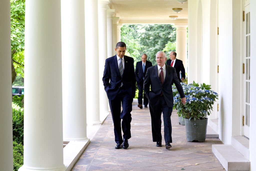 Barack_Obama_walking_with_Robert_Gates,_Western_Colonnade,_White_House_(May_2009)(3582762515)