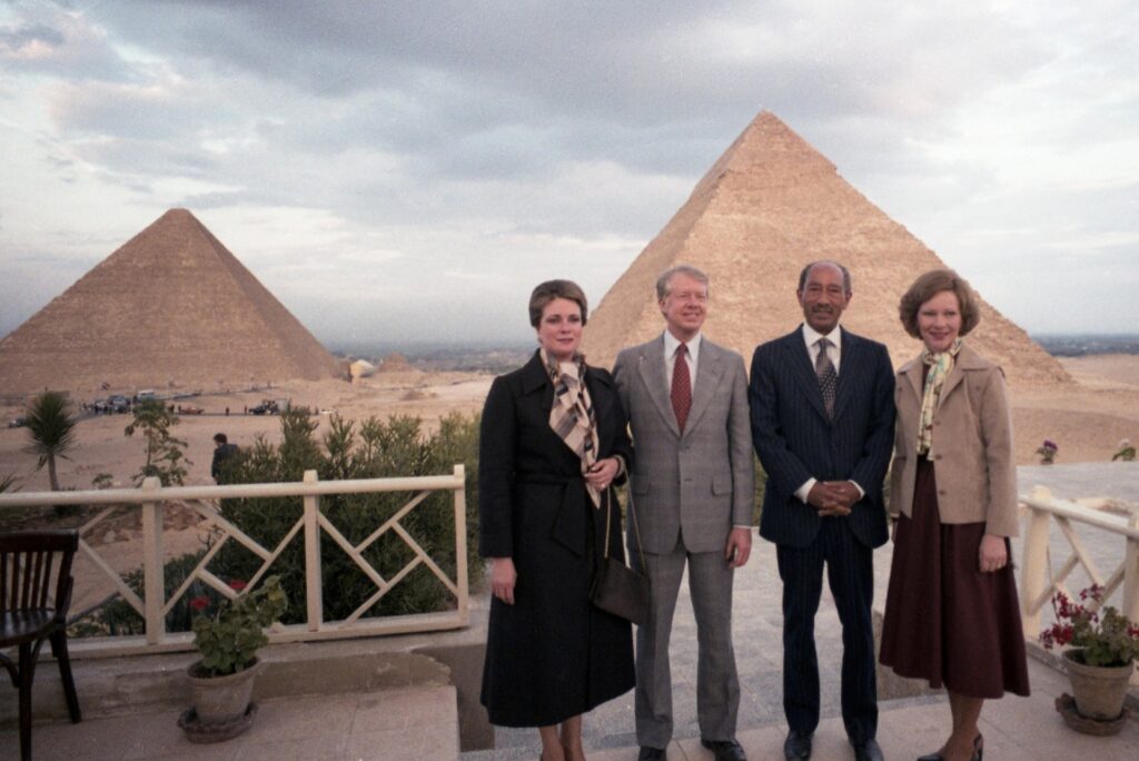 The_Carters_and_the_Sadats_visit_the_pyramids,_March_10,_1979_(10729662906)