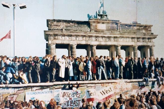 West_and_East_Germans_at_the_Brandenburg_Gate_in_1989