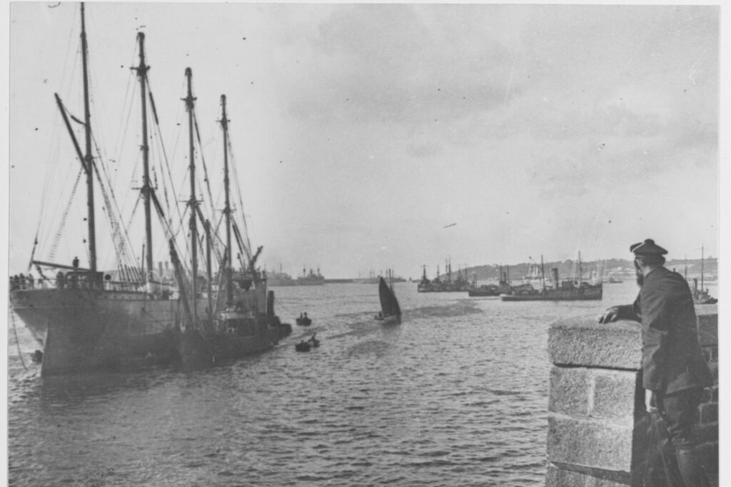 NH_121670_Entrance_to_the_commercial_port,_Brest,_France_during_World_War_I._September_30,_1918.tif