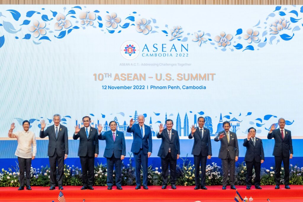 Group_photo_of_the_10th_U.S.-ASEAN_Summit