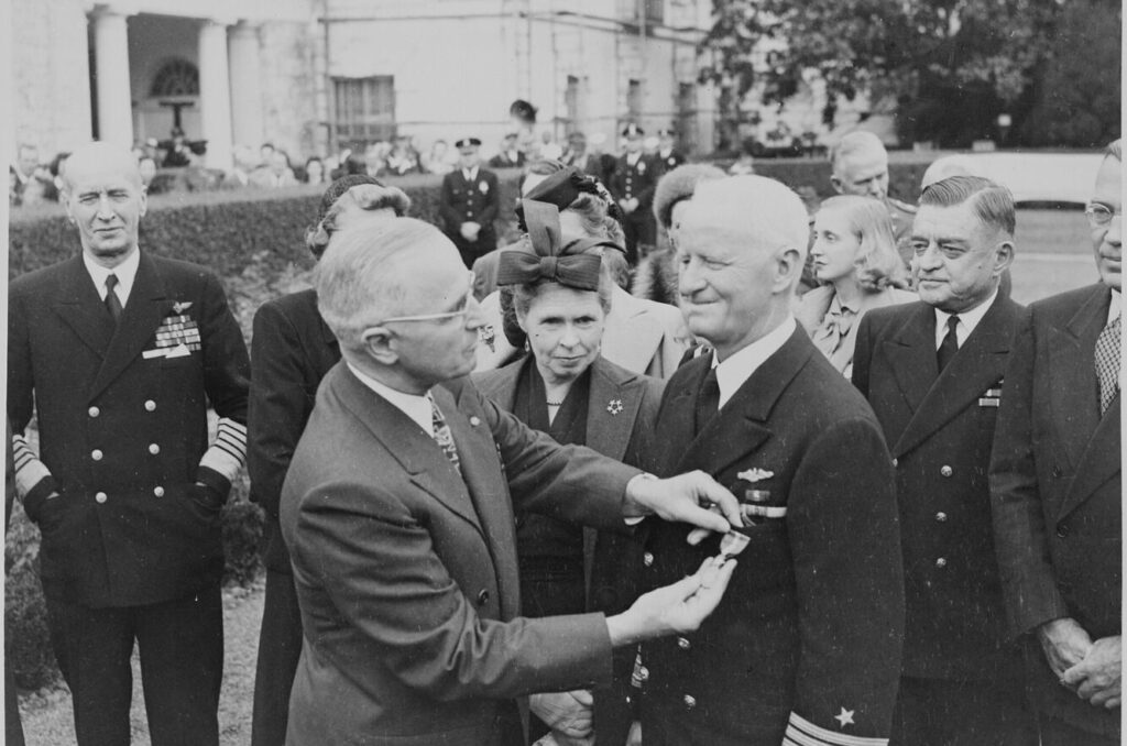 Photograph_of_President_Truman_decorating_Admiral_Chester_Nimitz_with_a_Gold_Star_(in_lieu_of_a_third_Distinguished…_-_NARA_-_199222