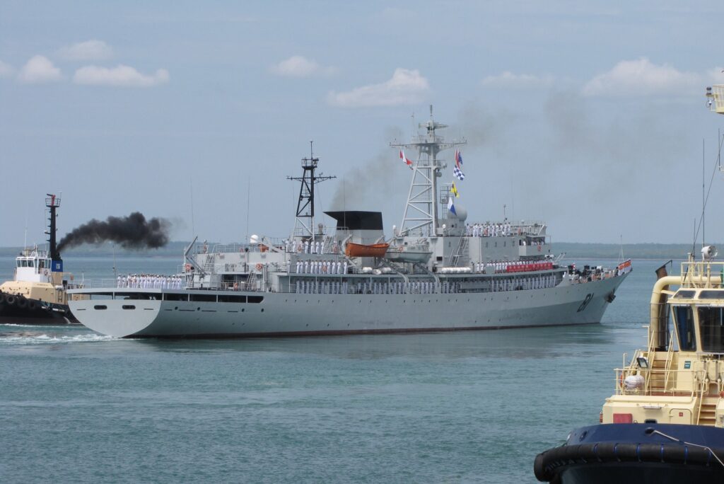 PLA_Navy_Training_Ship_Zhenghe_Departing_Darwins_Fort_Hill_Wharf_October_2010_formatted