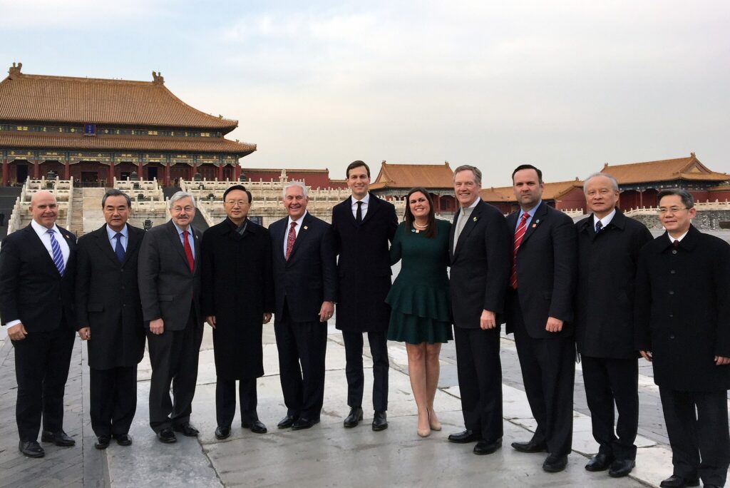 2048px-Secretary_Tillerson_Poses_for_a_Photo_With_Senior_U.S._and_Chinese_Government_Leaders_During_a_Tour_of_the_Forbidden_City_in_Beijing_(37565580414)