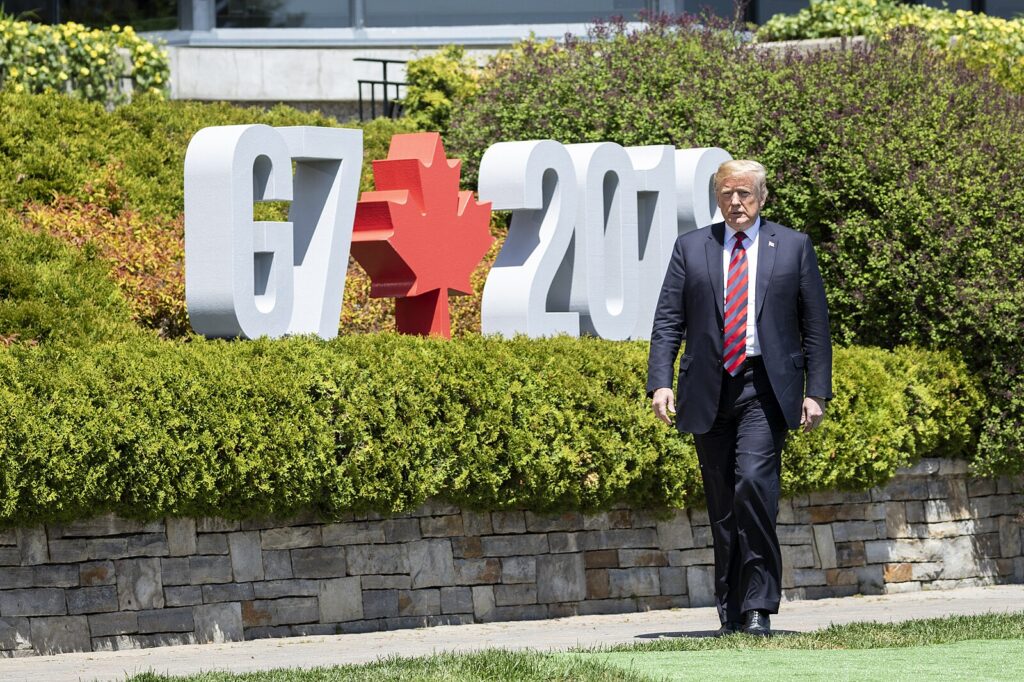 Donald_Trump_with_G7_2018_sign