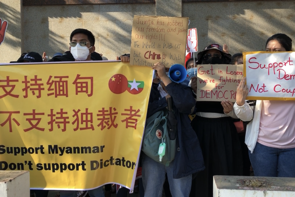 Protestors_in_front_of_Chinese_Embassy_Yangon_2