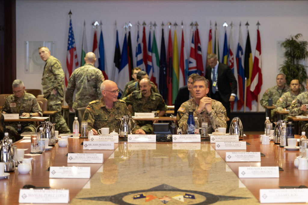 Groupe de personnes discutant