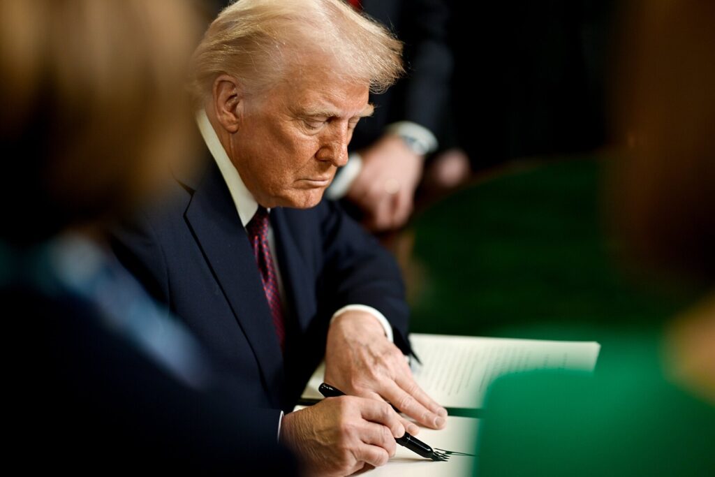 President_Donald_J._Trump_signs_executive_orders