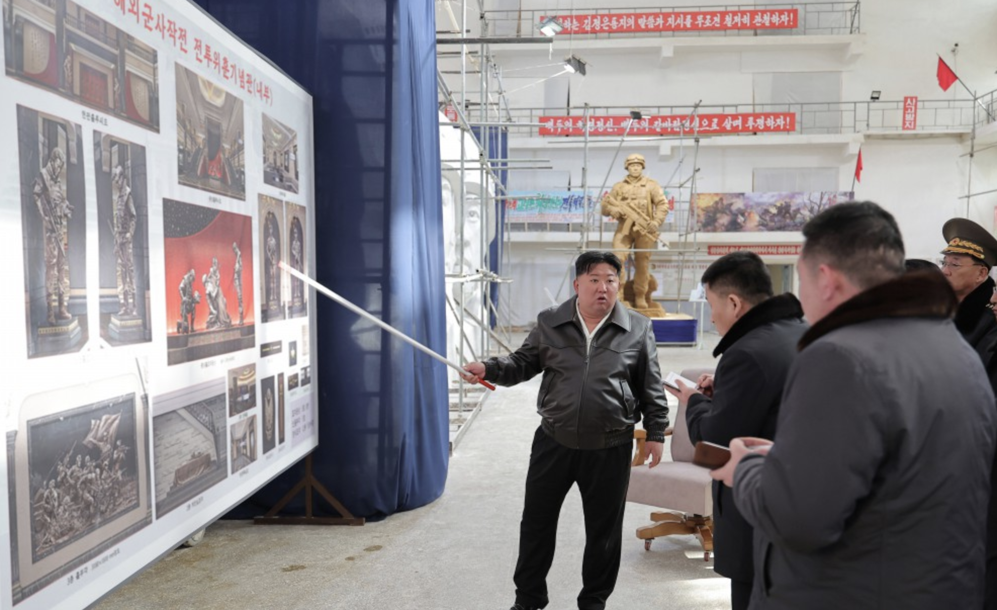 Kim Jong Un inspectant un mémorial