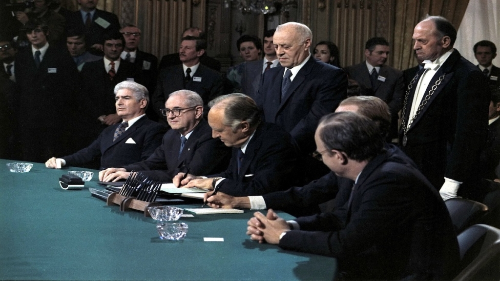 From Vietnam to Iran: Wartime Diplomacy and Secret Deals