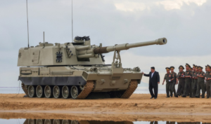 Kim Jong Un observe un test d’armes