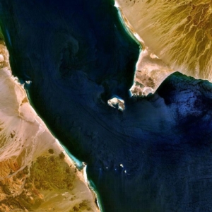 Two Chokepoints: Escalation in Hormuz and Bab al-Mandeb